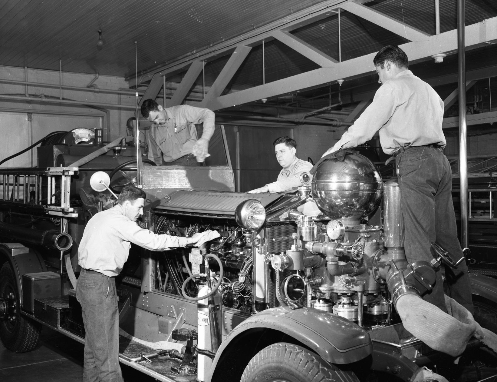 ÃÛèÖÖ±²¥ firefighters, 1956